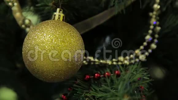 圣诞和新年树装饰花环和玩具视频的预览图