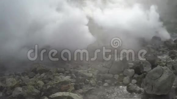 堪察加半岛天然火山温泉的活动视频的预览图