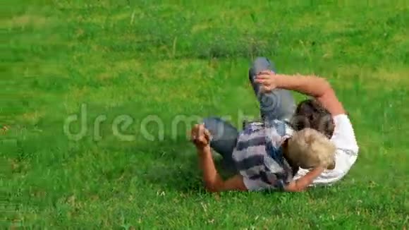 父子俩在草地上玩耍视频的预览图