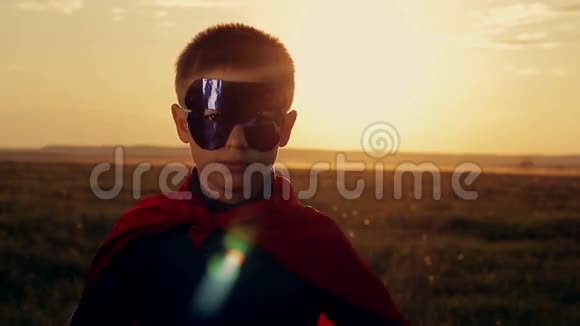 日落时分在田野里的超级英雄视频的预览图