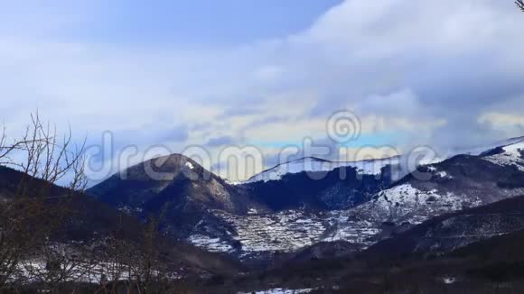 法国比利牛斯的雪景视频的预览图