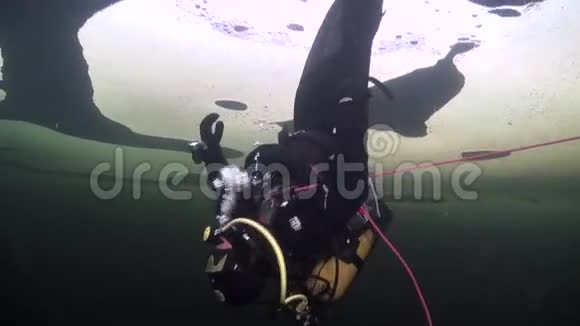潜水员在白海的冰中低着头视频的预览图