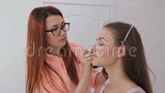 专业化妆师将粉涂于女性面部视频的预览图