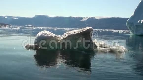 漂浮在格陵兰岛周围海洋中的小冰山视频的预览图