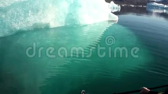 漂浮在格陵兰岛周围海洋中的小冰山视频的预览图