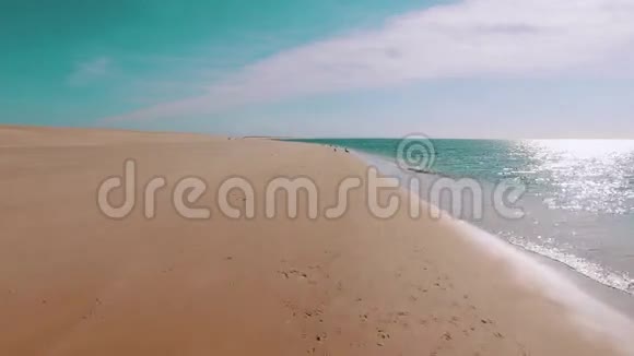 沙滩海浪来袭视频的预览图