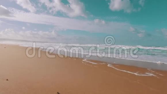 沙滩海浪来袭视频的预览图