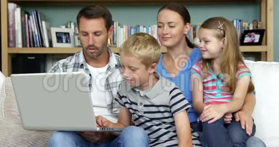一个幸福的家庭正在使用电脑视频的预览图