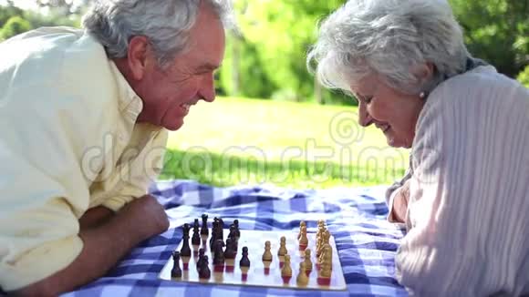 两个退休的人下棋视频的预览图