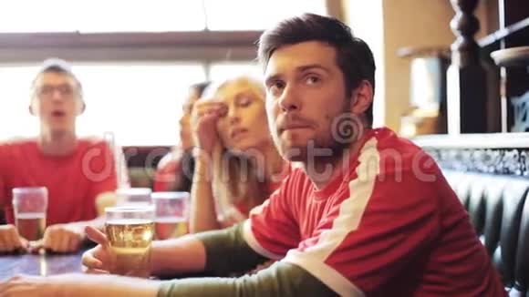 足球迷在酒吧或酒吧观看足球比赛视频的预览图