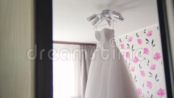 白色婚礼伴娘礼服视频的预览图