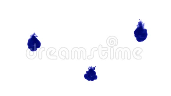 蓝色墨水注入的3D渲染溶解并在白色背景上的水中扩散LumaMatte作为通道视频的预览图