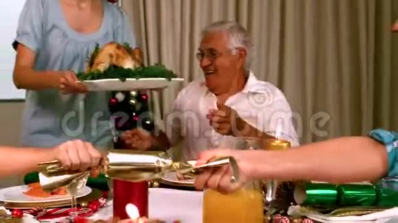 一家人在家吃圣诞晚餐视频的预览图