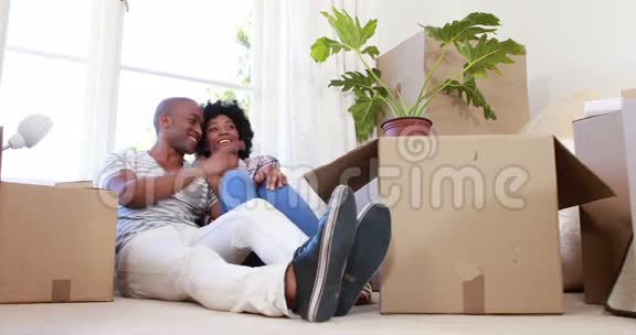 微笑的夫妇打开纸板箱视频的预览图