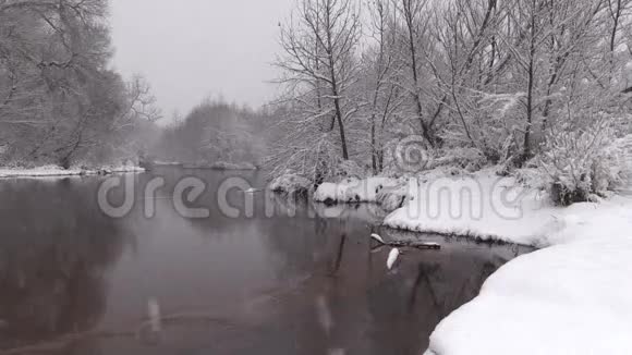 冬天的雪河视频的预览图