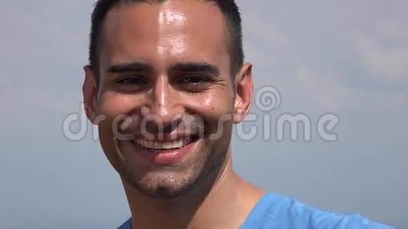 微笑着年轻的西班牙裔男人视频的预览图