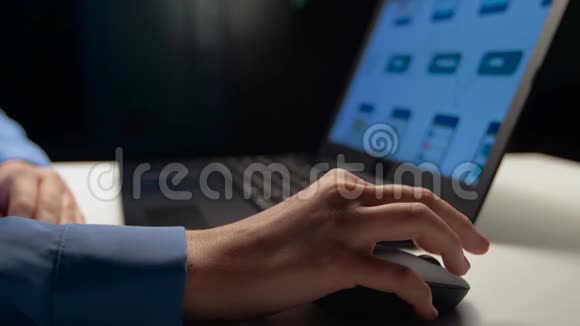 带笔记本电脑的网络设计师在夜间办公视频的预览图
