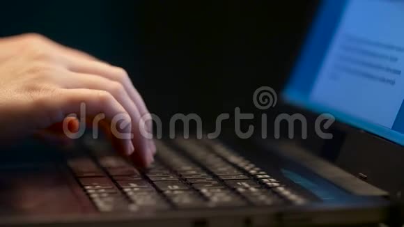 用手提电脑打字的女性手视频的预览图