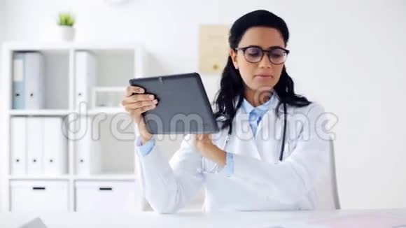医院有平板电脑的女医生视频的预览图