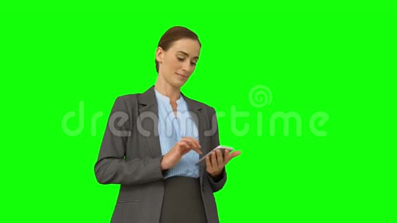 严肃的女商人用她的智能手机视频的预览图