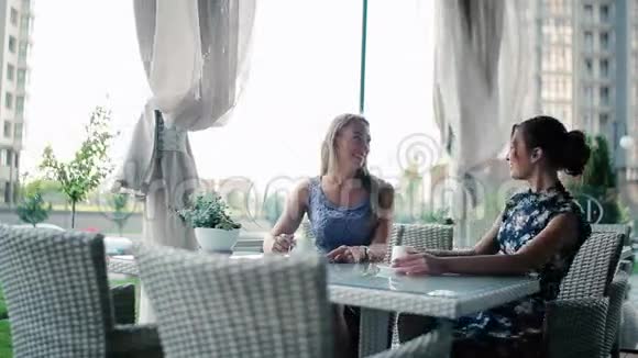 年轻女孩坐在餐馆里视频的预览图