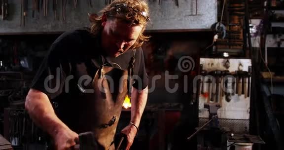 铁匠在铁棒上工作视频的预览图