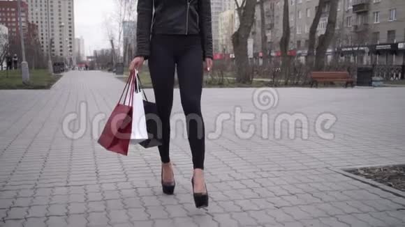 城市购物后幸福女人的肖像视频的预览图