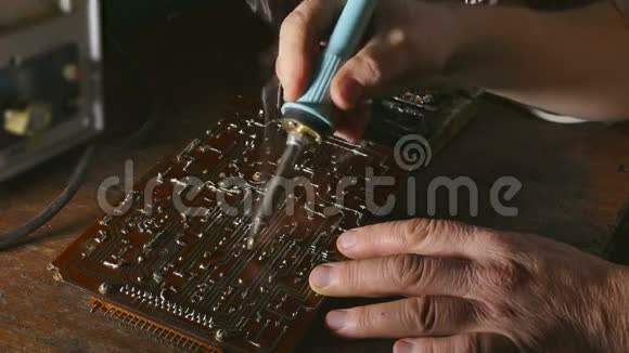 复古技师复古收音机焊锡烙铁视频的预览图