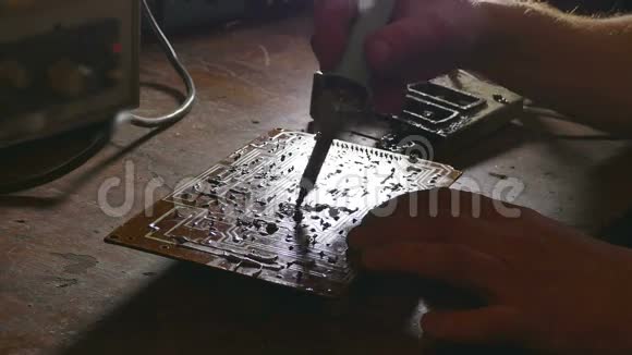 高级技师收音机复古焊锡铁焊视频的预览图