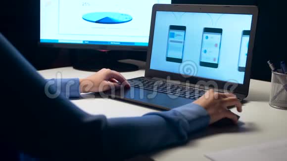 带笔记本电脑的网络设计师在夜间办公视频的预览图