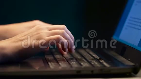 用手提电脑打字的女性手视频的预览图