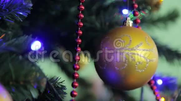 圣诞和新年树装饰花环和玩具视频的预览图