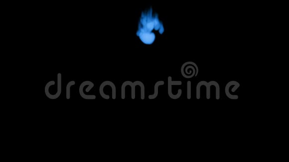 荧光蓝墨水或烟雾在黑色上缓慢地隔离蓝色书写墨水滴在水里用于油墨背景视频的预览图