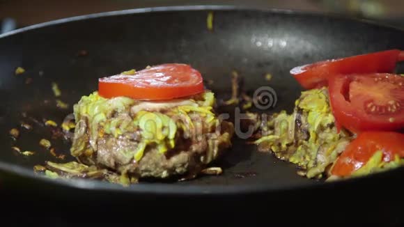 在灶台上的热煎锅里烹制汉堡肉碎牛肉视频的预览图