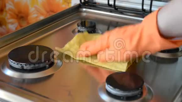 一个男人洗一个家庭炉子视频的预览图