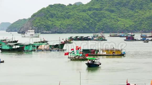 越南哈龙湾石灰石岛浮村视频的预览图