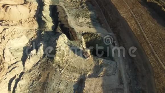 飞过铁矿石采石场视频的预览图