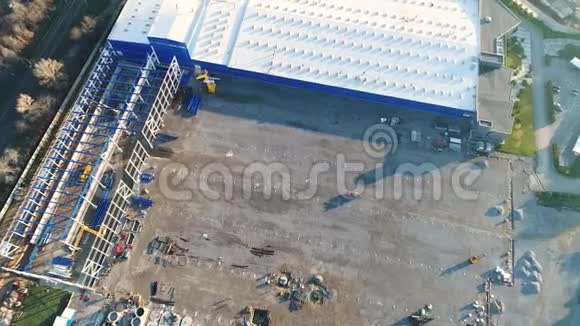 建造大型工厂或工厂工业外部从空中全景建筑工地金属视频的预览图