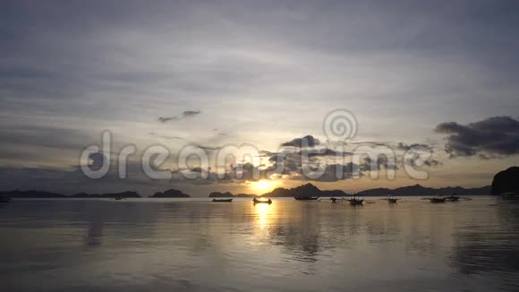 美丽的日落在海上视频的预览图