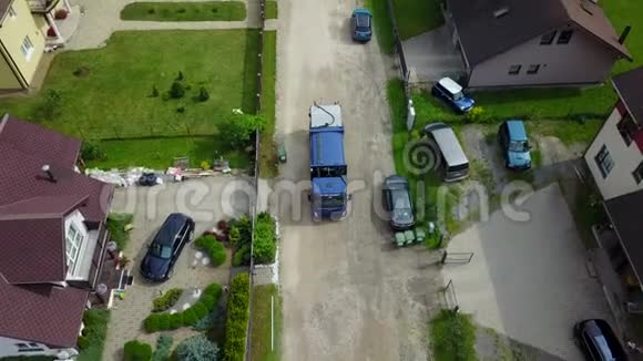 垃圾运输车空中观景无人机顶景4K超高清视频视频的预览图