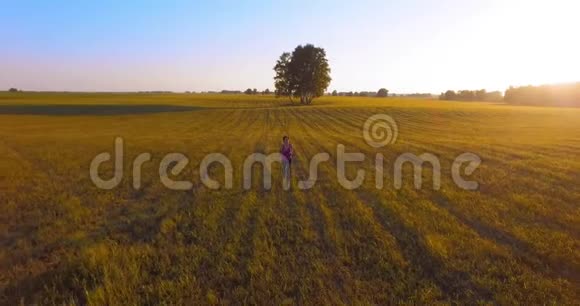 超高清4K鸟瞰图农村地区运动妇女面前的低空飞行视频的预览图