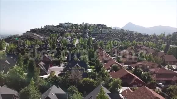 城市和山脉的鸟瞰图视频的预览图