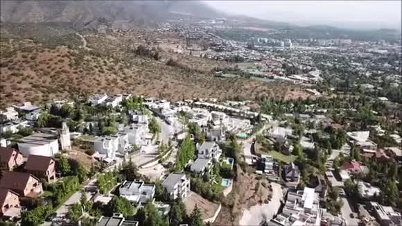城市和山脉的鸟瞰图视频的预览图