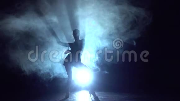 女子舞蹈元素拉丁舞在工作室剪影慢动作视频的预览图