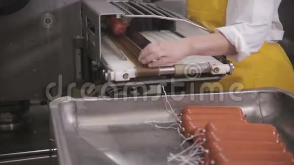 工业生产香肠制造工厂的工人视频的预览图