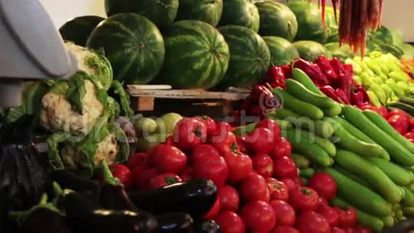 市场上的蔬菜展示视频的预览图