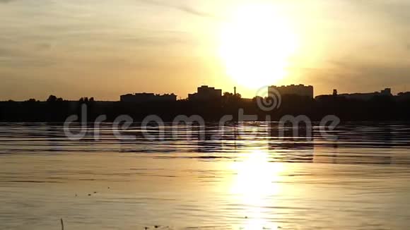 一个美丽的湖岸在一个风景如画的日落缓慢的运动视频的预览图