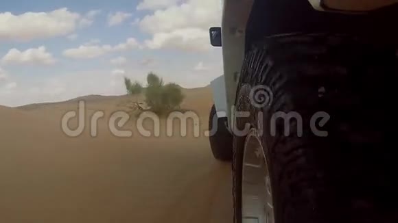 撒哈拉沙漠的摄像车视频的预览图