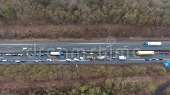 德国高速公路上的交通堵塞视频的预览图
