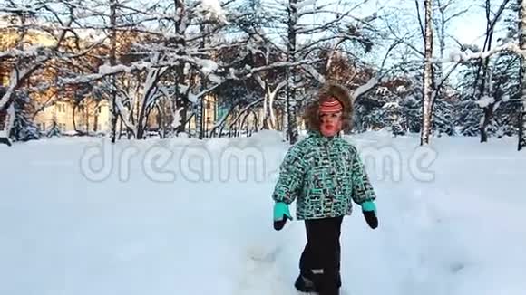 小男孩正在公园里散步冬天视频的预览图